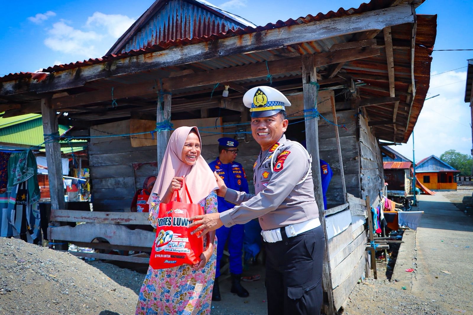 Sambut Hari Bhayangkara ke-80, Polres Luwu Salurkan Bantuan Sosial kepada Masyarakat Pesisir Ulo Ulo