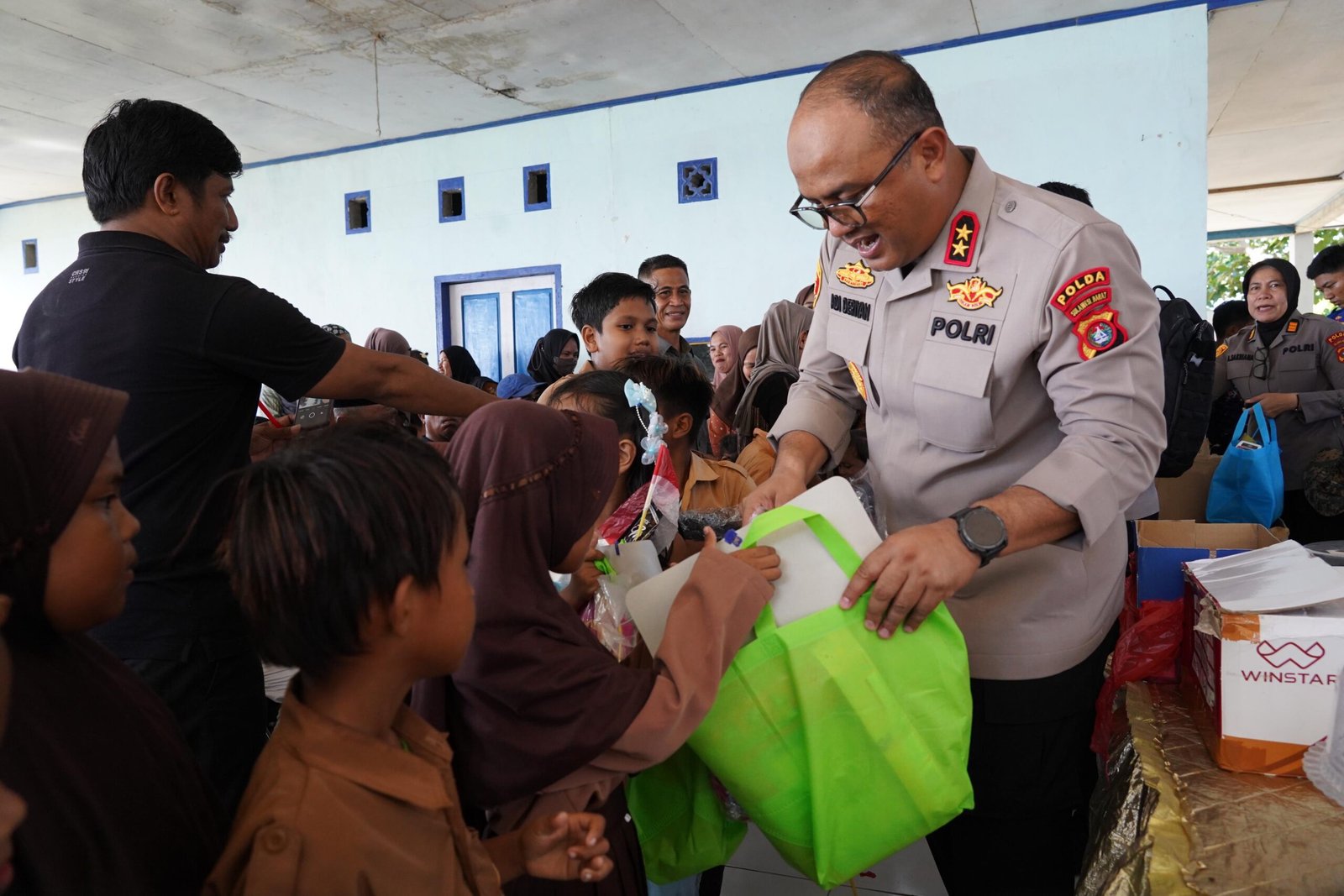 Di Pulau Terluar Mamuju, Kapolda Sulbar Datang Bagai Keluarga dan Bawa Kebahagiaan untuk Warga Pulau Ambo