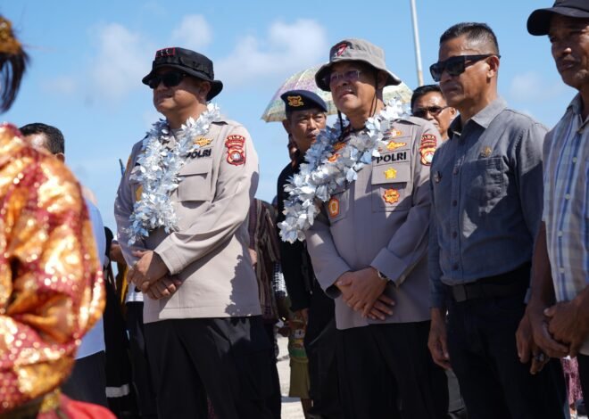 Menembus Jauh ke Pesisir, Kapolda Sulbar Bawa Kebahagiaan dan Layanan Prima untuk Warga Pulau Ambo