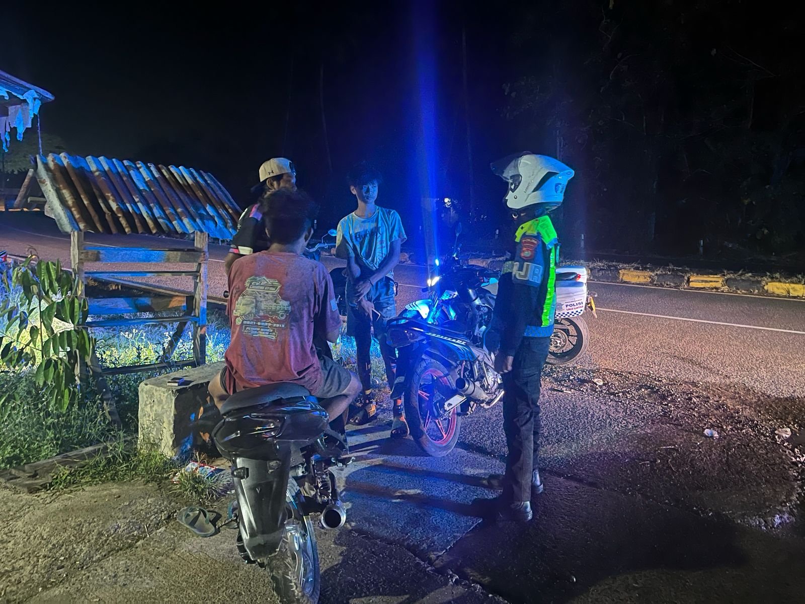 Semboyan Patroli Malam Ditlantas Polda Sulbar: Hadir Melayani dan Membantu Masyarakat