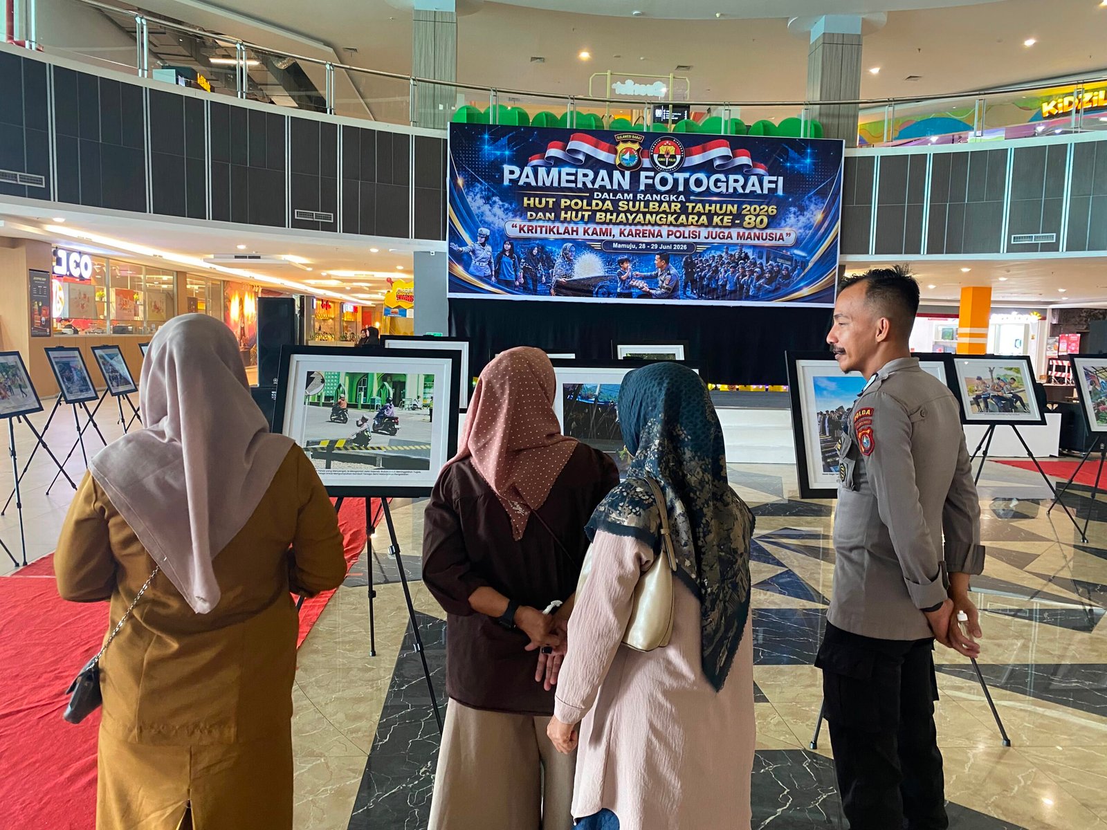 Pameran Fotografi Polda Sulbar di Mall Matos Jadi Magnet Pengunjung, Angkat Sisi Kemanusiaan Polri Semarakkan HUT Bhayangkara ke‑80
