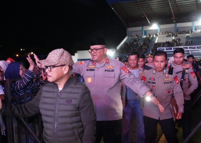 Panggung Gembira HUT Bhayangkara ke‑80 Polda Sulbar Banjir Pengunjung, Charly Van Houten Buat Suasana Stadion Manakarra Makin Meriah