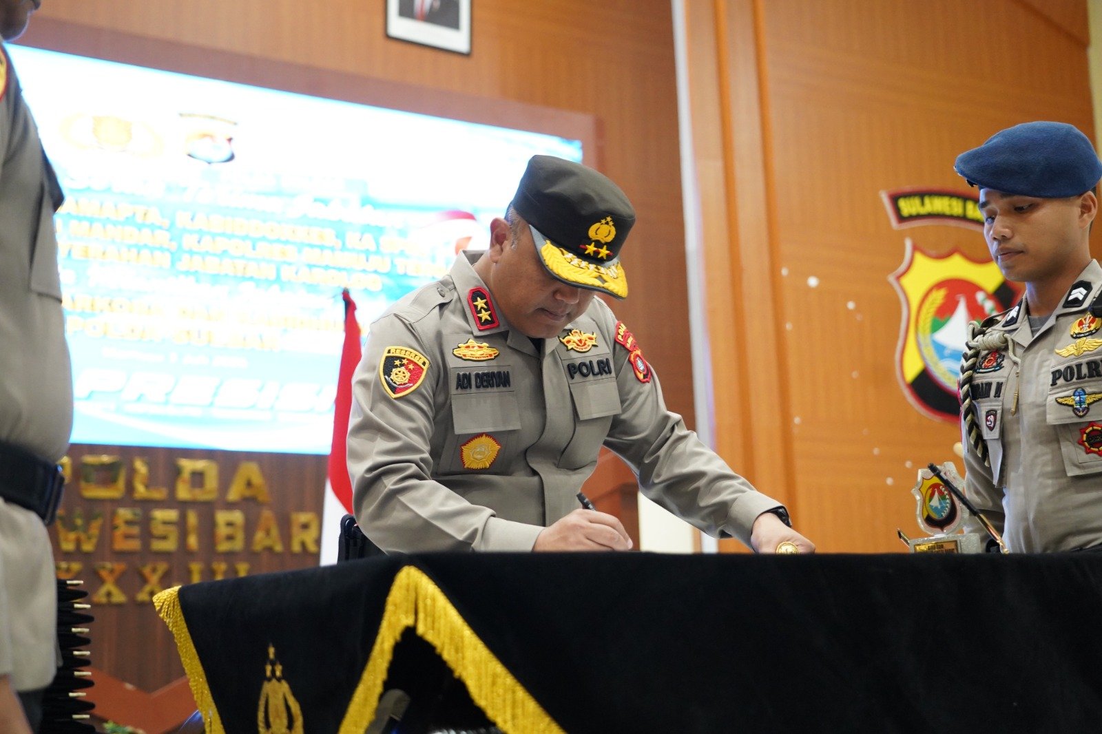 Kapolda Sulbar Pimpin Sertijab Enam Pejabat Utama, Penyerahan Jabatan dan Lantik Dua Pejabat Baru, Tegaskan Jabatan Adalah Amanah