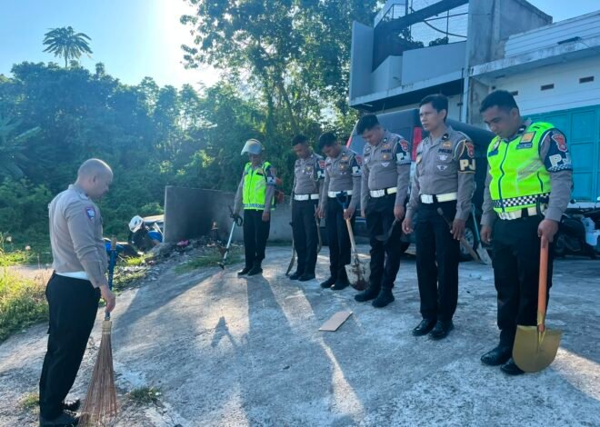 Cegah Kecelakaan Sejak Dini, Ditlantas Polda Sulbar Bersihkan Titik Rawan di Jalan Husni Thamrin Mamuju