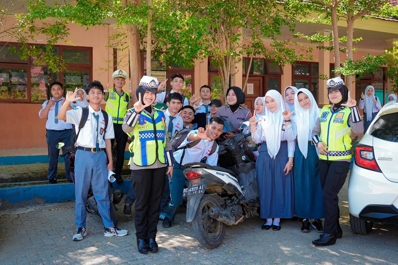 Dengan Pendekatan Akrab, Polantas Polda Sulbar Tanamkan Kesadaran Tertib Lalu Lintas di Kalangan Pelajar