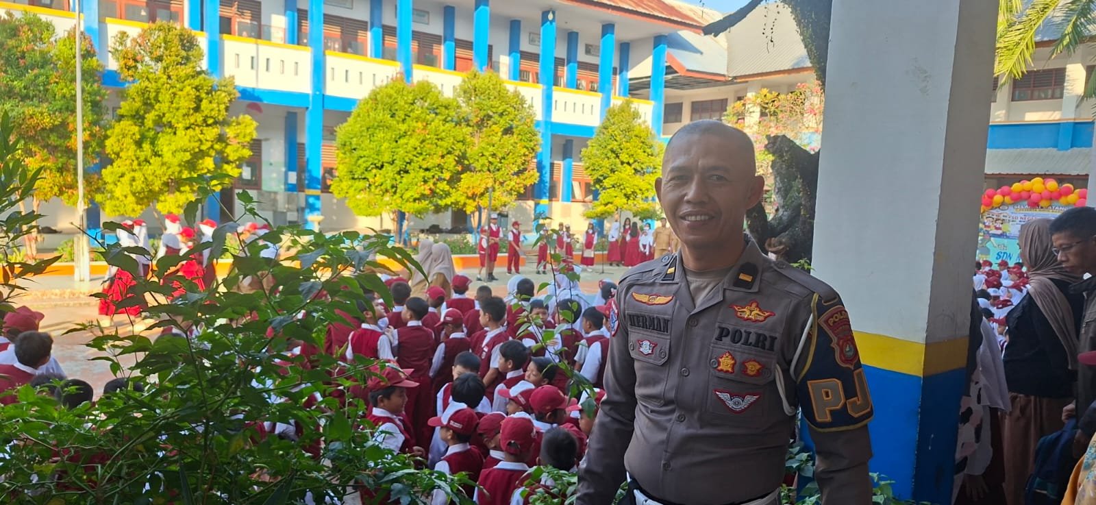 Gerakan Ayah Mengantar Anak Di Hari Pertama Bersekolah (GAMAS) Polda Sulbar, Genggaman Kasih Sayang untuk Buah Hati