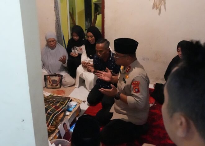 Kapolda Sulbar Sambangi Rumah Duka Aipda Andi Marjan, Hadir Kuatkan Keluarga dan Sisipkan Doa Terbaik
