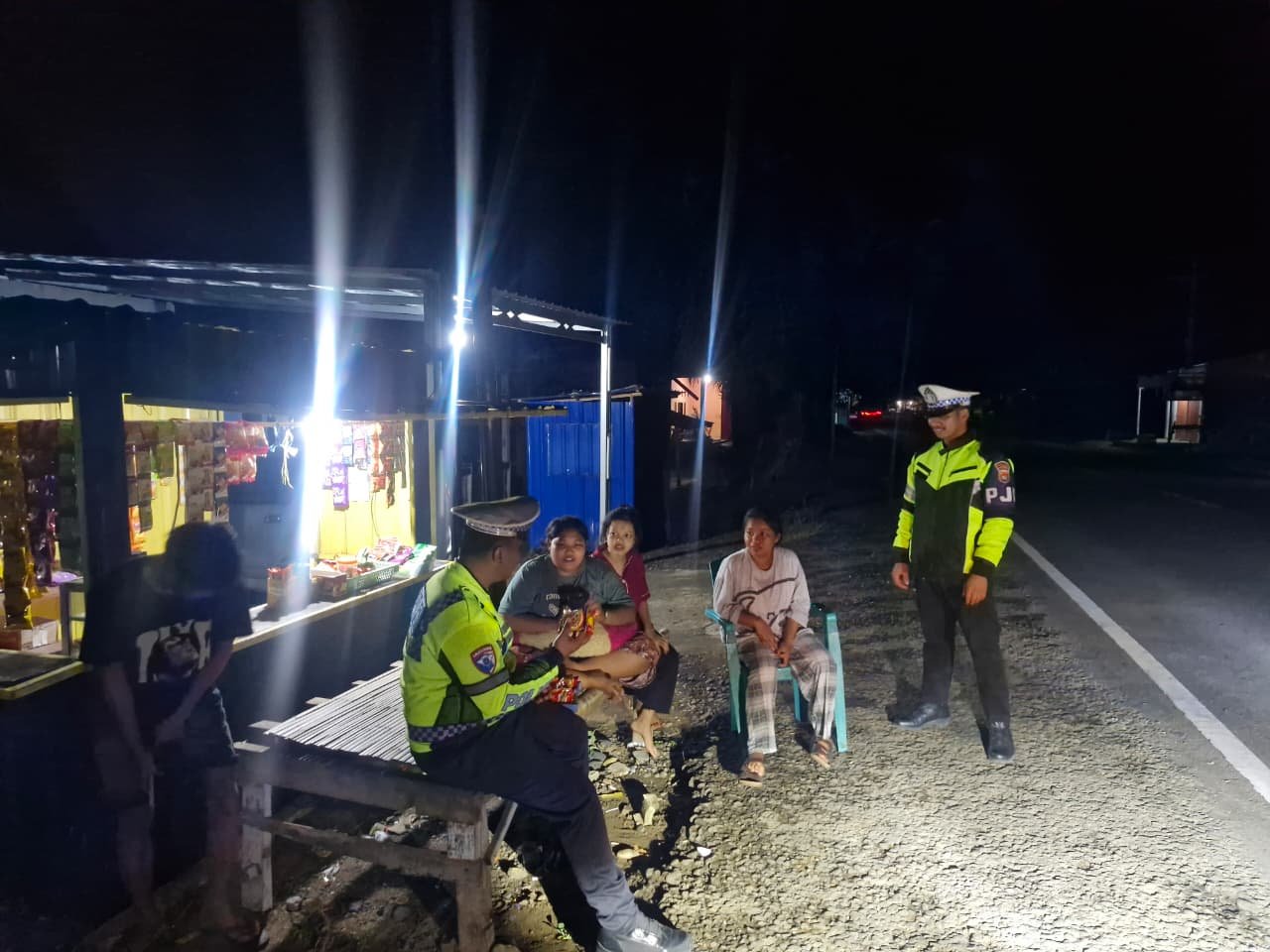 Kedekatan Polantas Polda Sulbar dengan Masyarakat, Jadikan Suasana Malam Hari Lebih Nyaman dan Aman