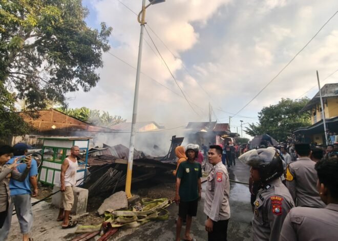 Dua Rumah Terbakar di Polewali, Polisi Lakukan Pengamanan dan Selidiki Penyebab Kebakaran