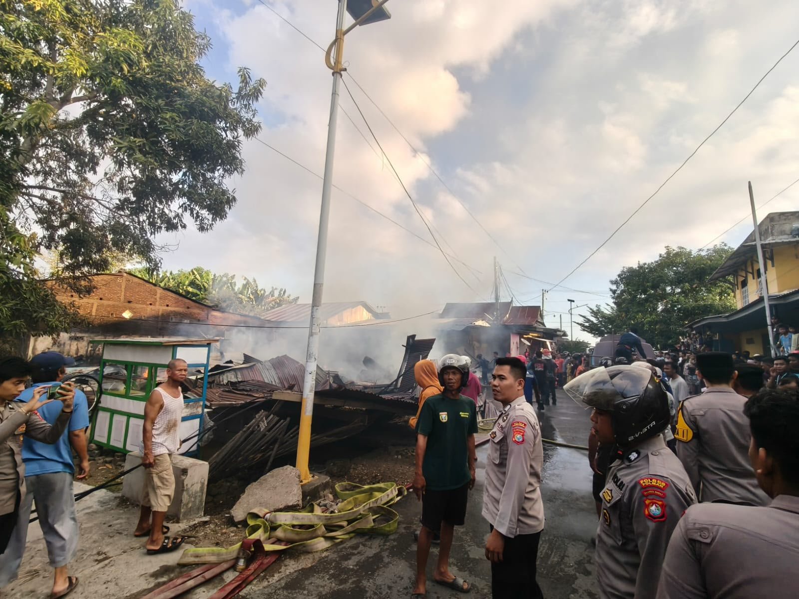 Dua Rumah Terbakar di Polewali, Polisi Lakukan Pengamanan dan Selidiki Penyebab Kebakaran