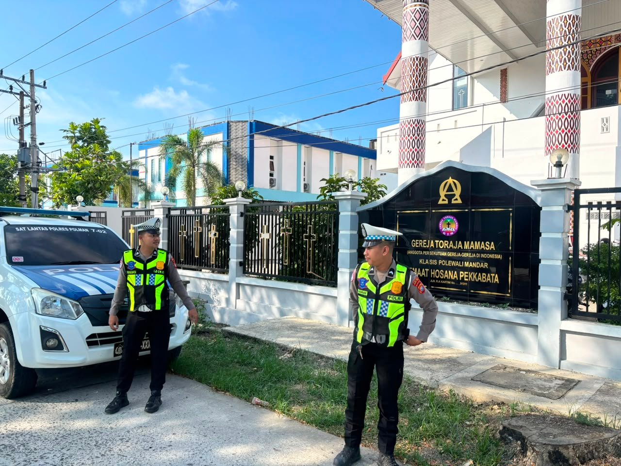 Unit Siaga Satlantas Polres Polman Perkuat Pengamanan Ibadah Minggu Melalui Patroli Dialogis di Sejumlah Gereja