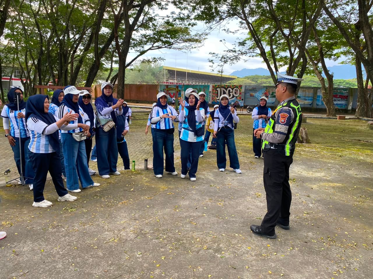 Satlantas Polres Polman Sosialisasikan Budaya Tertib Berlalu Lintas kepada Komunitas Senam SPC