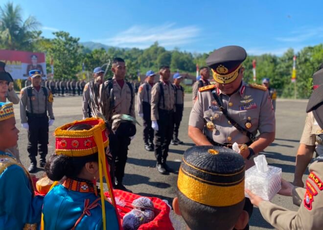 Tradisi Gunting Rambut dan Siram Bunga Warnai Rangkaian Pembukaan, Kapolda Sulbar: Jadilah Bhayangkara Kebanggaan Masyarakat