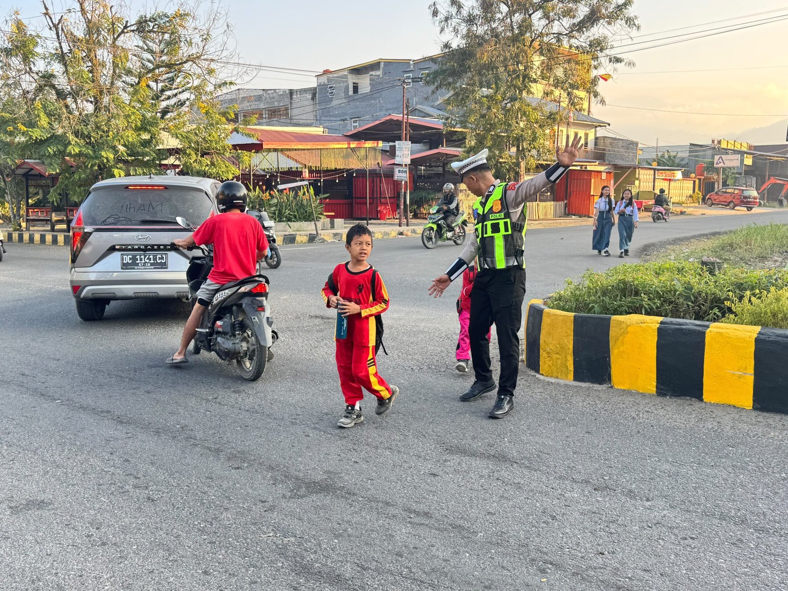 Commander Wish Pagi, Satlantas Polres Polewali Mandar Hadir Berikan Rasa Aman bagi Pengguna Jalan