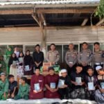 Di Tengah Santri: Polantas Karib Tebar Kebaikan, Serahkan Al-Qur’an dan Bantuan Kebutuhan Pokok