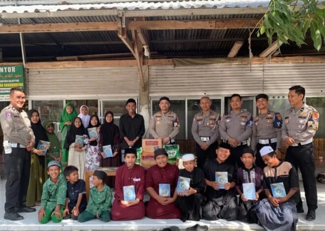Di Tengah Santri: Polantas Karib Tebar Kebaikan, Serahkan Al-Qur’an dan Bantuan Kebutuhan Pokok