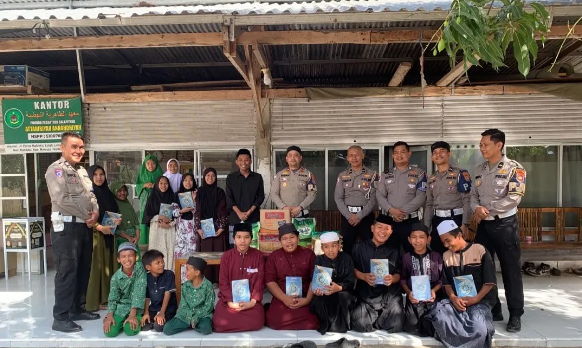 Di Tengah Santri: Polantas Karib Tebar Kebaikan, Serahkan Al-Qur’an dan Bantuan Kebutuhan Pokok