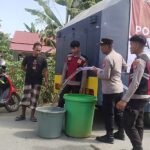 Polres Mamuju Tengah Salurkan Air Bersih, Warga Terdampak Kemarau Ucap Syukur