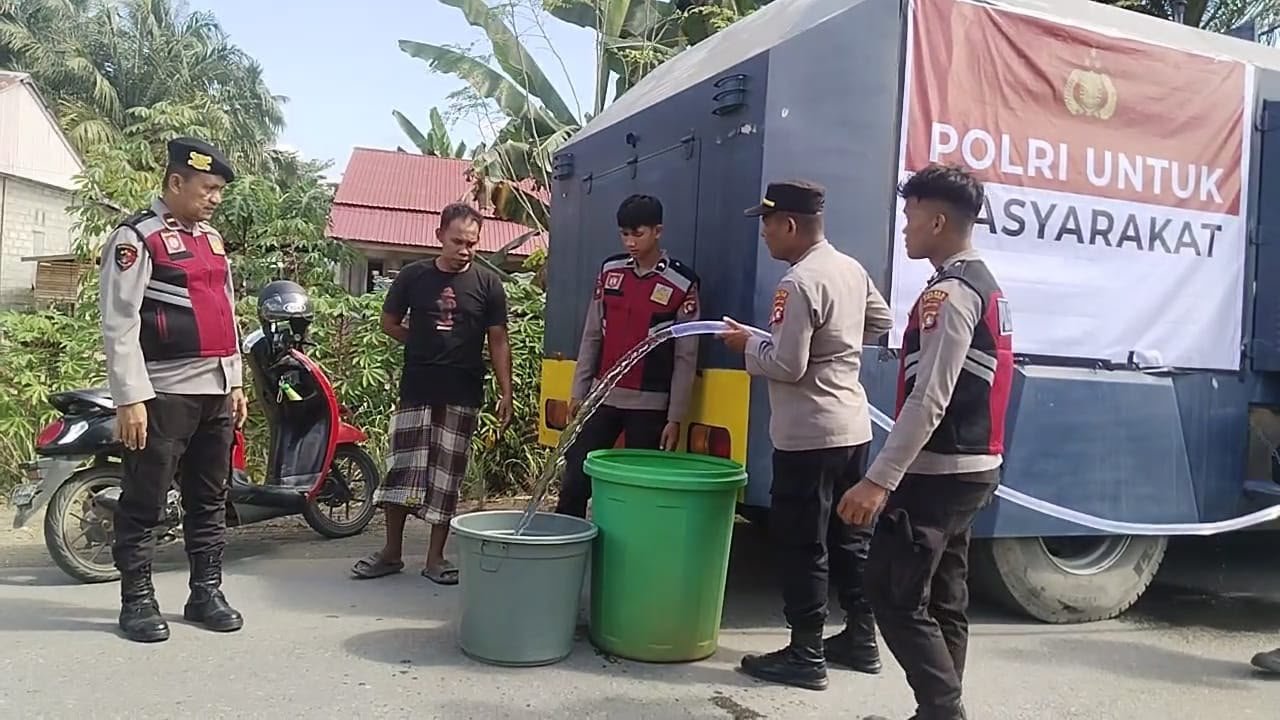 Polres Mamuju Tengah Salurkan Air Bersih, Warga Terdampak Kemarau Ucap Syukur