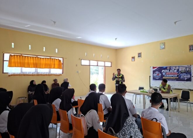 Satlantas Polres Polman Tanamkan Budaya Tertib Berlalu Lintas kepada Pelajar SMKN 2 Polewali