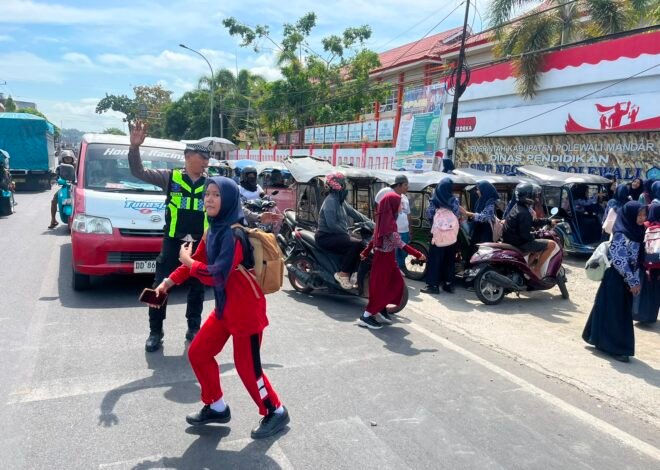 Satlantas Polres Polman Intensifkan Patroli Jam Pulang Sekolah di SMPN 3 Polewali
