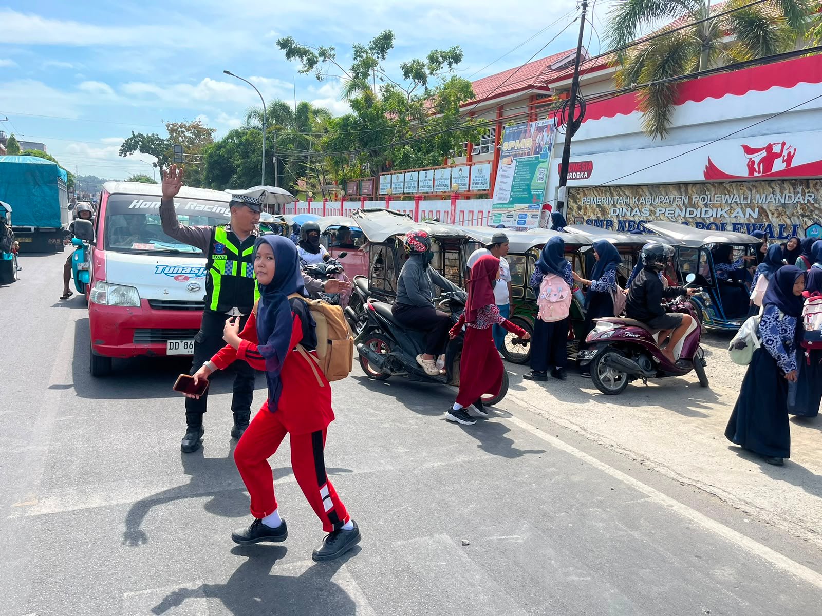 Satlantas Polres Polman Intensifkan Patroli Jam Pulang Sekolah di SMPN 3 Polewali
