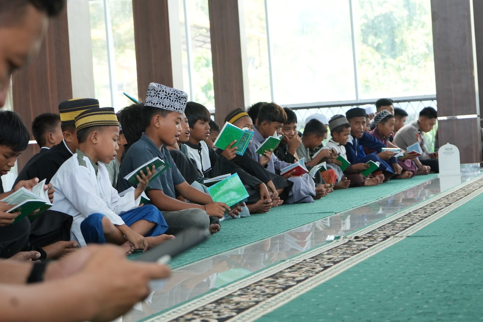 Ibadah Bersama Anak Yatim: Keberkahan Doa Menjadi Pondasi Kokoh Menjaga Keamanan Sulawesi Barat