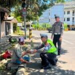 Ditlantas Polda Sulbar Tebar Berkah di Hari Jumat, Berbagi Makanan Gratis Untuk Pekerja Jalanan