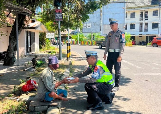 Ditlantas Polda Sulbar Tebar Berkah di Hari Jumat, Berbagi Makanan Gratis Untuk Pekerja Jalanan