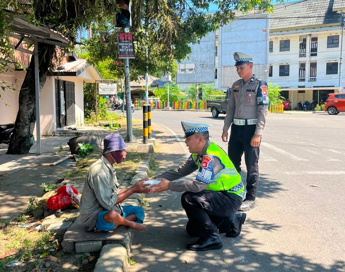 Ditlantas Polda Sulbar Tebar Berkah di Hari Jumat, Berbagi Makanan Gratis Untuk Pekerja Jalanan
