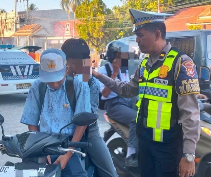 Unit Kamsel Sat Lantas Polres Polman Edukasi Larangan Anak di Bawah Umur Mengendarai Sepeda Motor
