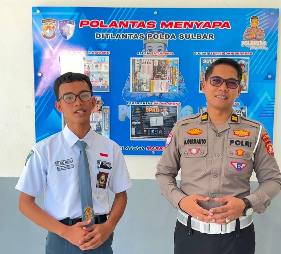 Ditlantas Polda Sulbar Pasang Mading Edukatif di SMA Negeri 1 Mamuju: Wadah Belajar Tertib dan Selamat