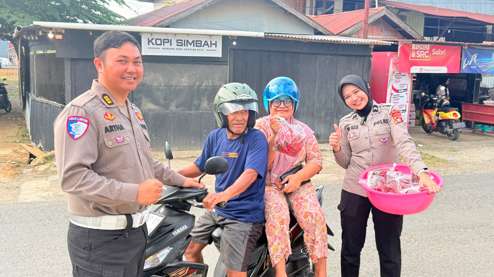 Pengendara Tertib Dapat Hadiah Cabe Segar Hasil Panen Ditlantas Polda Sulbar