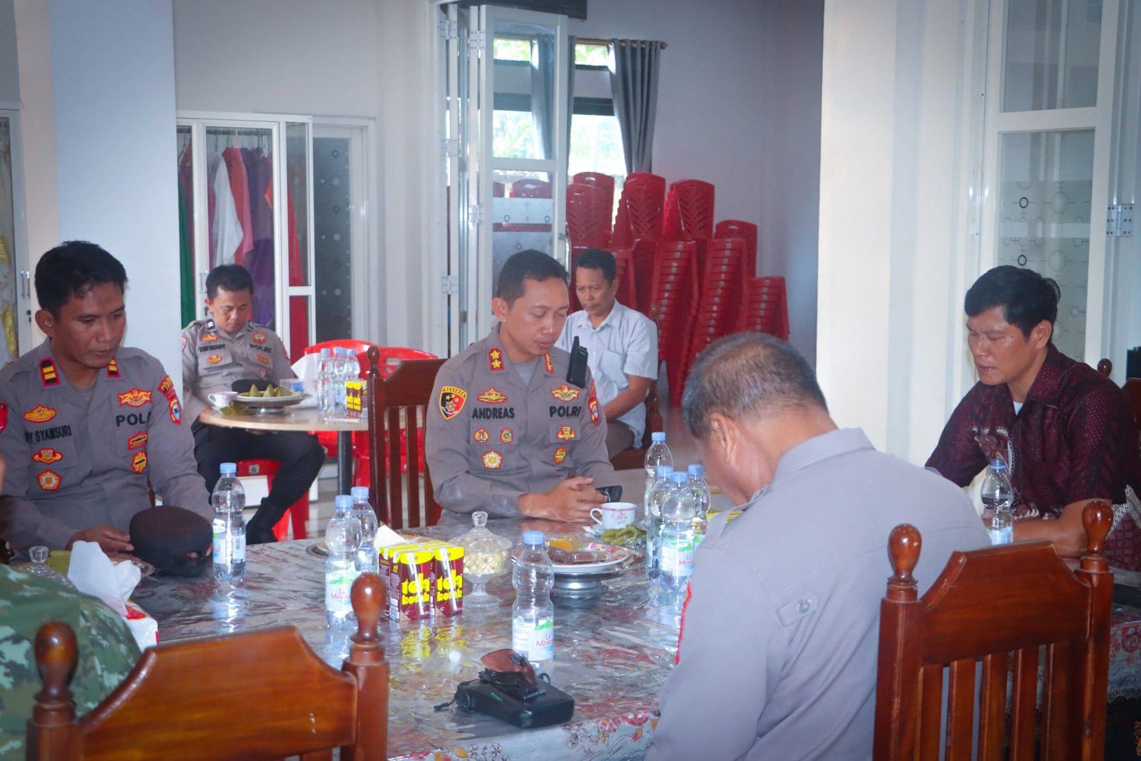 Merajut Kasih dalam Keberagaman, Kapolres Luwu Perkuat Toleransi Lewat Silaturahmi di Gereja Katolik St. Petrus Padang Sappa