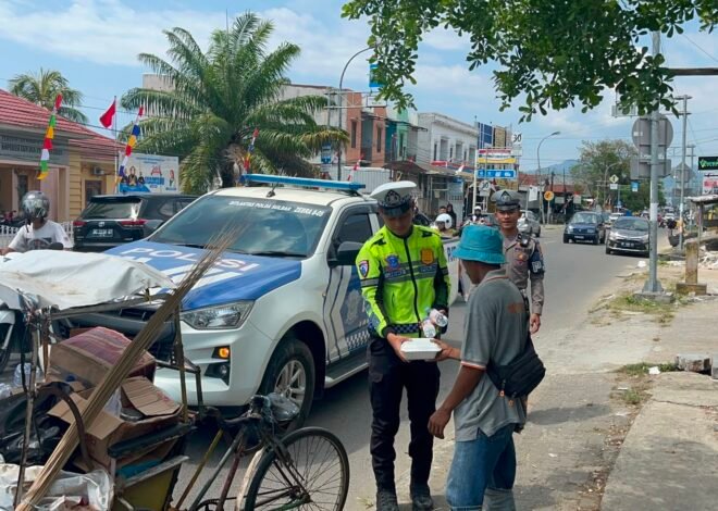Polantas Polda Sulbar Tebar Kebaikan: Jumat Berkah, Berbagi Senyum dan Peduli Sepenuh Hati