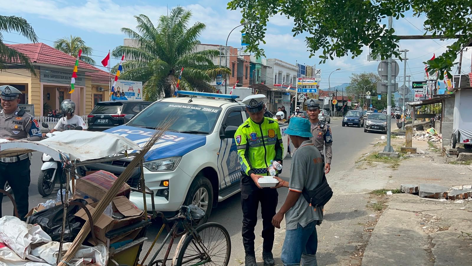 Polantas Polda Sulbar Tebar Kebaikan: Jumat Berkah, Berbagi Senyum dan Peduli Sepenuh Hati