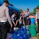 Polantas PJR Polda Sulbar Salurkan Air Bersih ke Desa Saloleyang, Bantuan Nyata di Tengah Musim Kemarau
