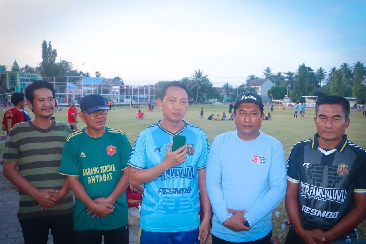 Kapolres Luwu Tunjukkan Kedekatan dengan Warga, Turun Langsung di Laga Bhayangkara FC vs Saluparemang Selatan FC