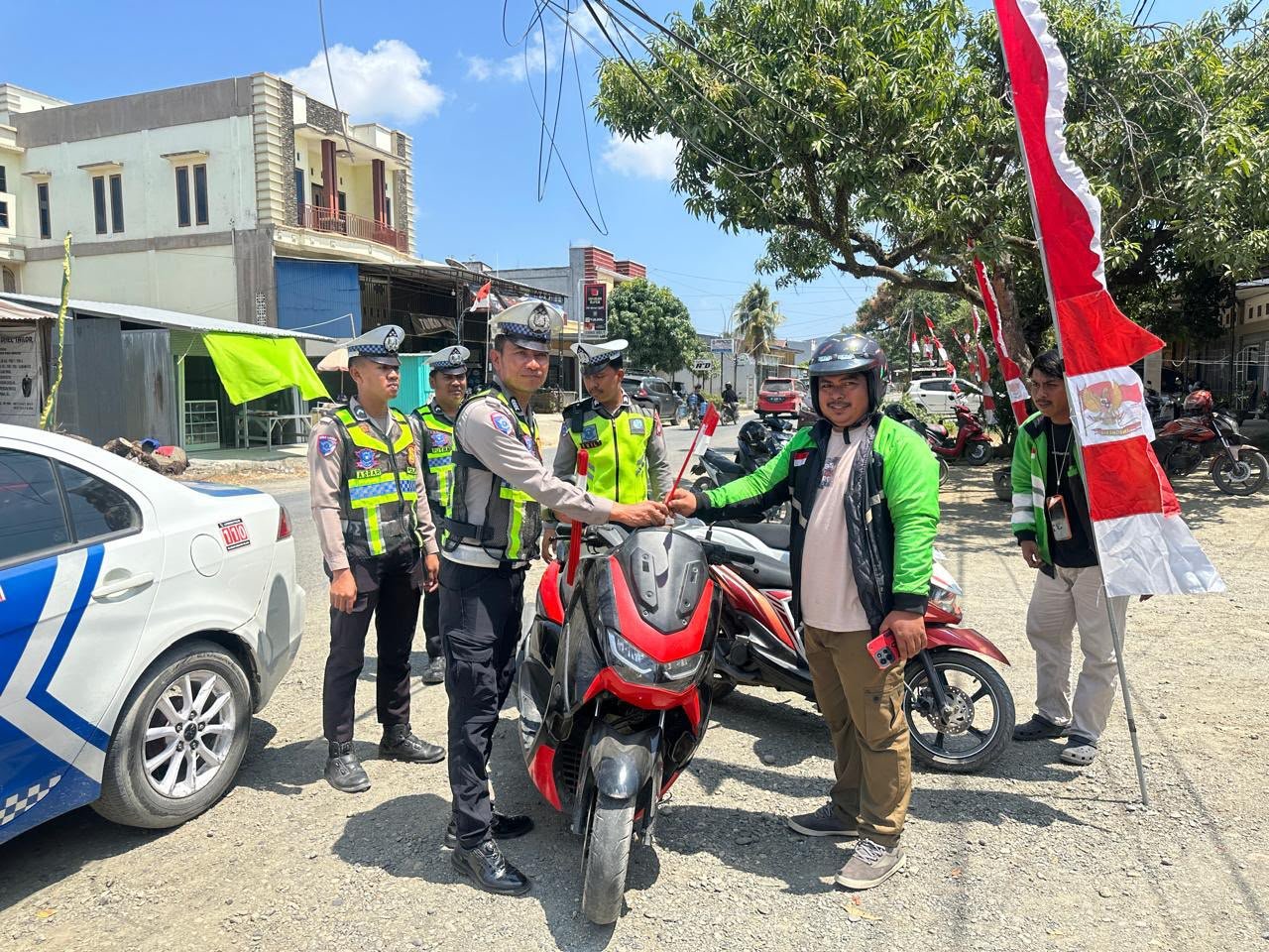 Polres Mateng Bagikan Bendera Merah Putih, Kobarkan Semangat Nasionalisme Menjelang HUT RI ke-81