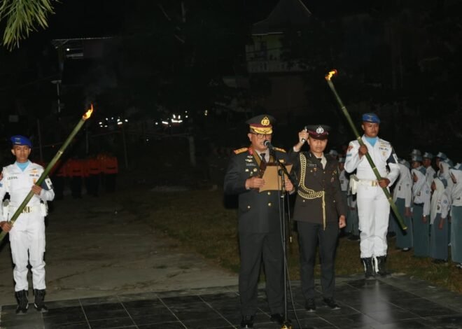 Di Bawah Pendar Obor Malam Sakral Kemerdekaan, Kapolda Sulbar Pimpin Janji Setia Jaga Kedaulatan Bangsa