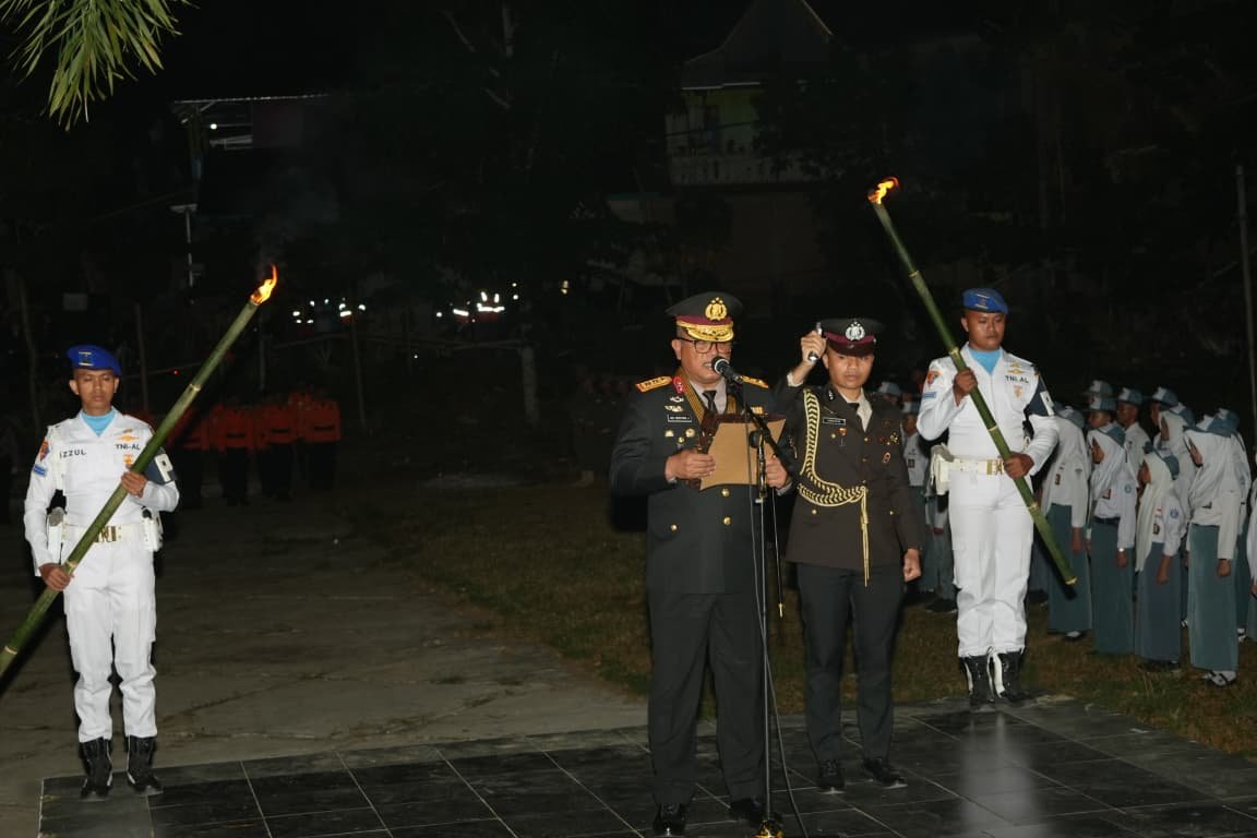 Di Bawah Pendar Obor Malam Sakral Kemerdekaan, Kapolda Sulbar Pimpin Janji Setia Jaga Kedaulatan Bangsa
