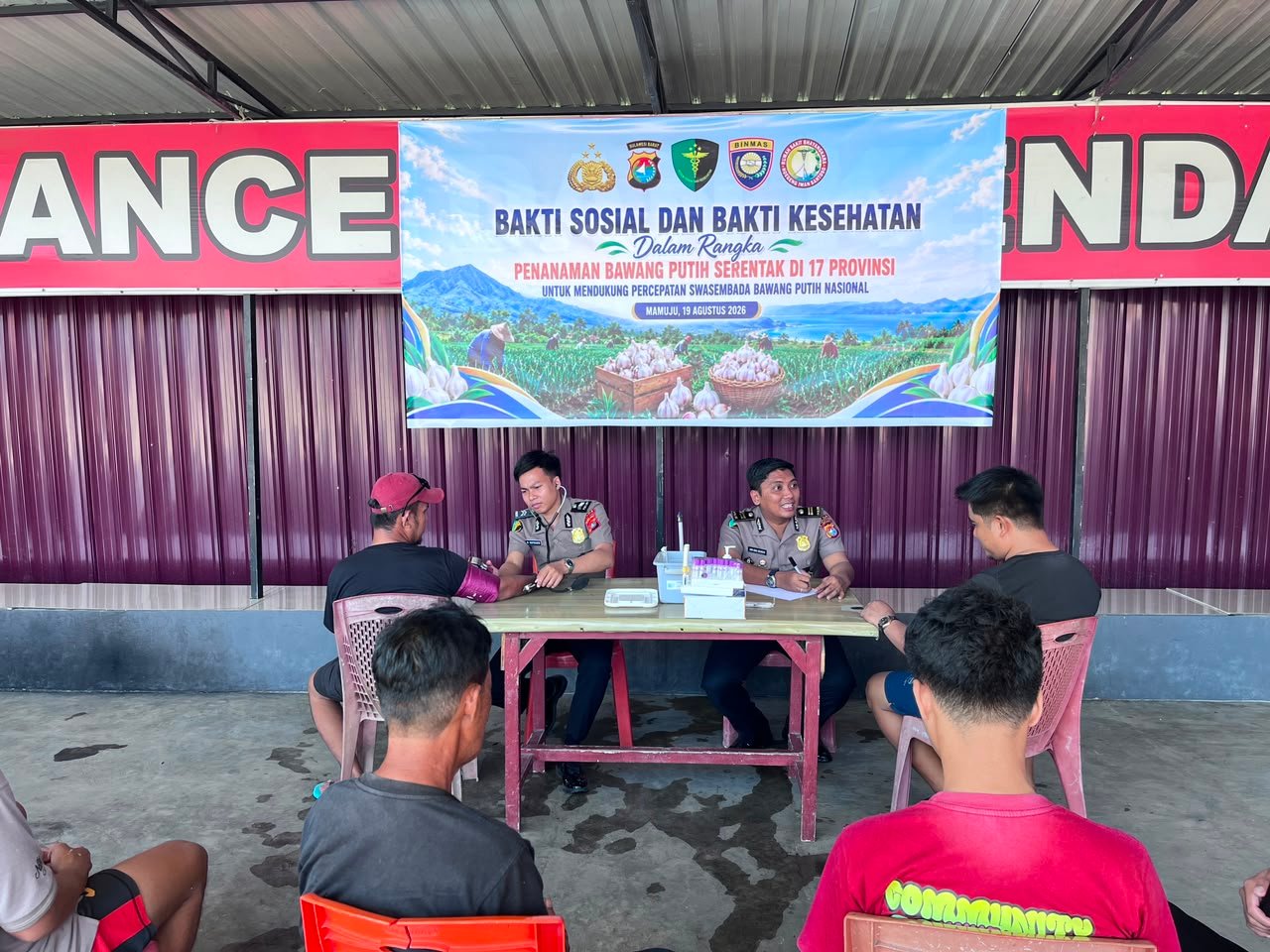 Penanaman Bawang Putih Serentak, Biddokkes Polda Sulbar dan RS Bhayangkara Layani Kesehatan Warga