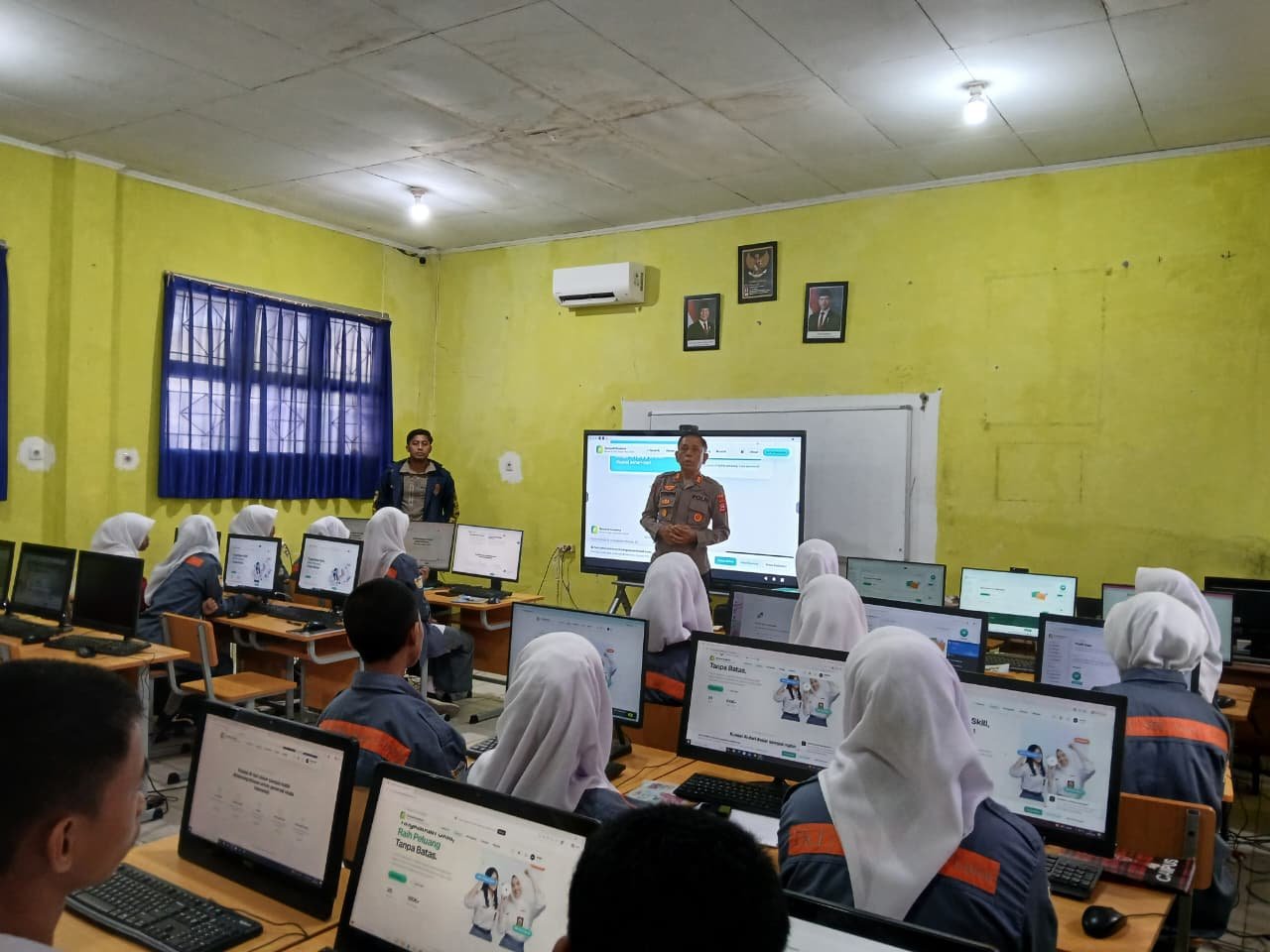 Perkuat Literasi Digital Generasi Muda, Polres Luwu Edukasi Siswa SMKN 2 Luwu tentang Artificial Intelligence