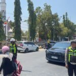 Sat Lantas Polres Polman Atur Arus Lalu Lintas Saat Jam Pulang Sekolah di Pekkabata