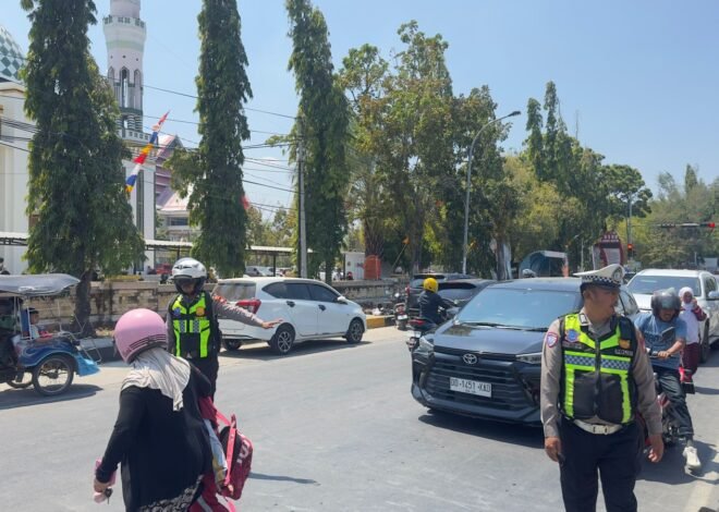 Sat Lantas Polres Polman Atur Arus Lalu Lintas Saat Jam Pulang Sekolah di Pekkabata