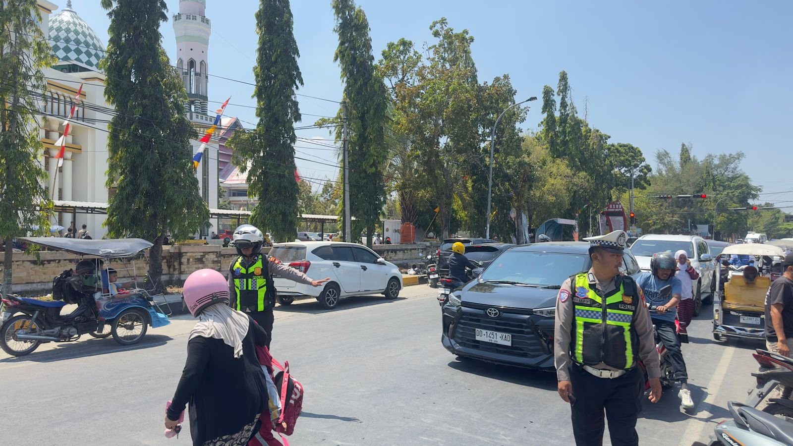 Sat Lantas Polres Polman Atur Arus Lalu Lintas Saat Jam Pulang Sekolah di Pekkabata