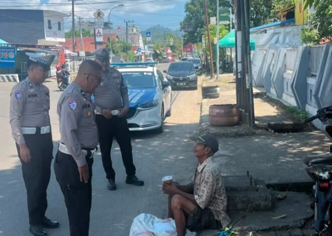 Berburu Berkah Jumat: Ditlantas Polda Sulbar Tebar Senyum, Ringankan Beban Lewat Berbagi Makanan dan Minuman