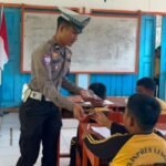 Ditlantas Polda Sulbar Bagikan Bendera Merah Putih di SD Lengke: Tanamkan Cinta Tanah Air Sejak Dini