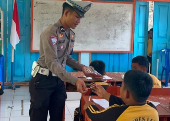 Ditlantas Polda Sulbar Bagikan Bendera Merah Putih di SD Lengke: Tanamkan Cinta Tanah Air Sejak Dini