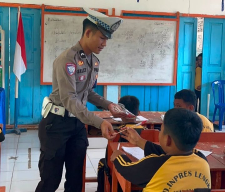 Ditlantas Polda Sulbar Bagikan Bendera Merah Putih di SD Lengke: Tanamkan Cinta Tanah Air Sejak Dini